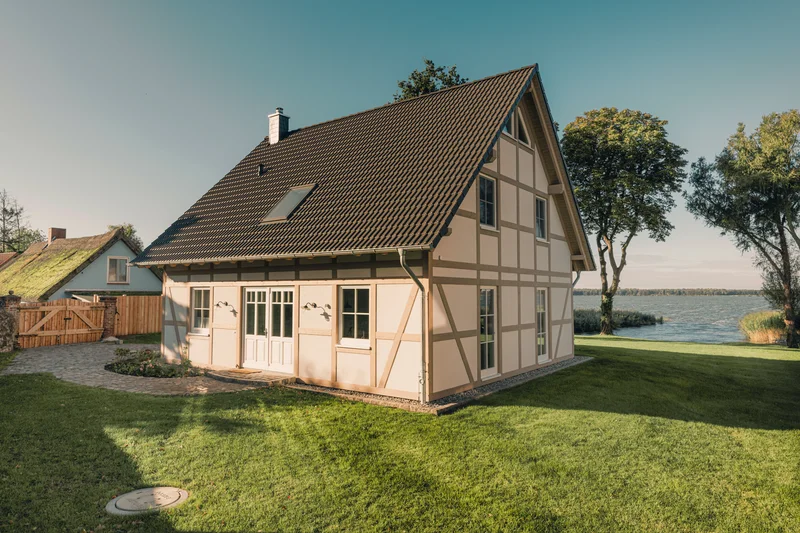 Blick auf Haus und Wasser